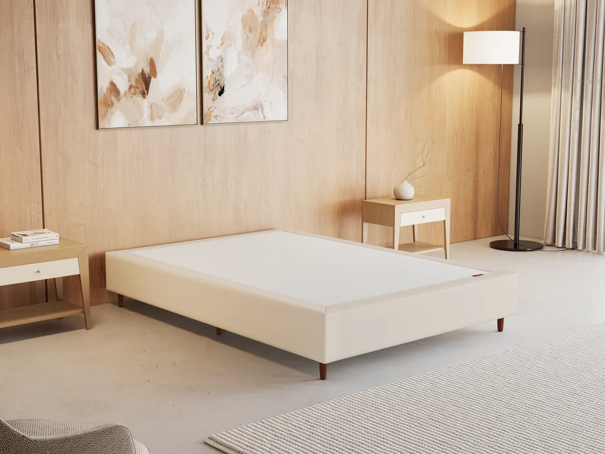 Cama box baú Orthocrin em corino cappuccino, casal, em quarto montado