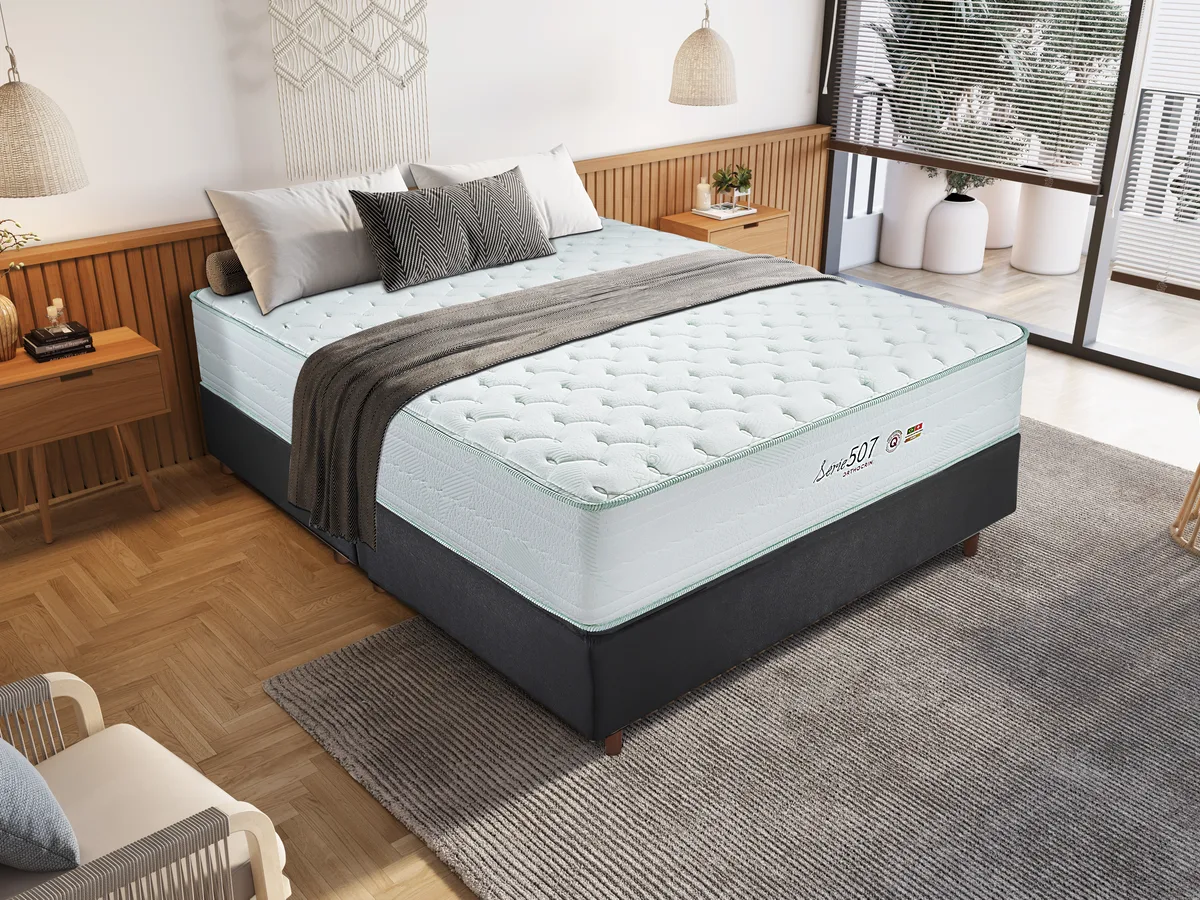 Colchão de molas ensacadas Orthocrin Série 507 queen sobre cama box escura