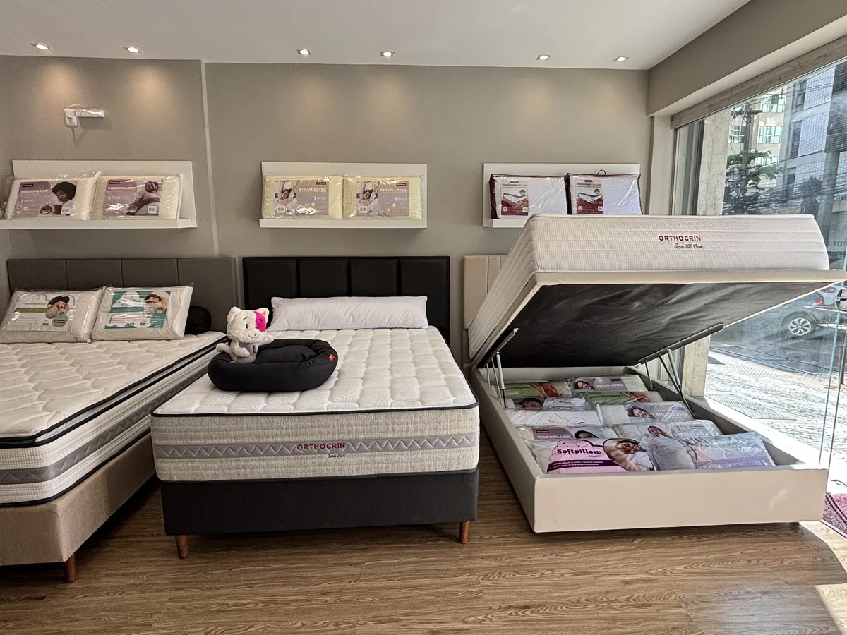 Cama box com baú aberta no showroom da loja Orthocrin