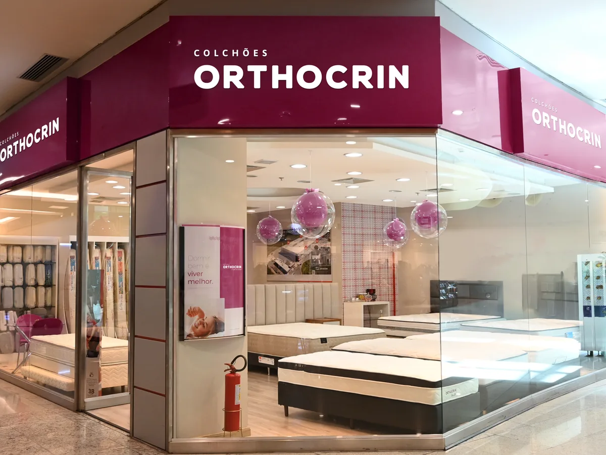 Fachada da loja Orthocrin, com a vitrine e o letreiro vinho