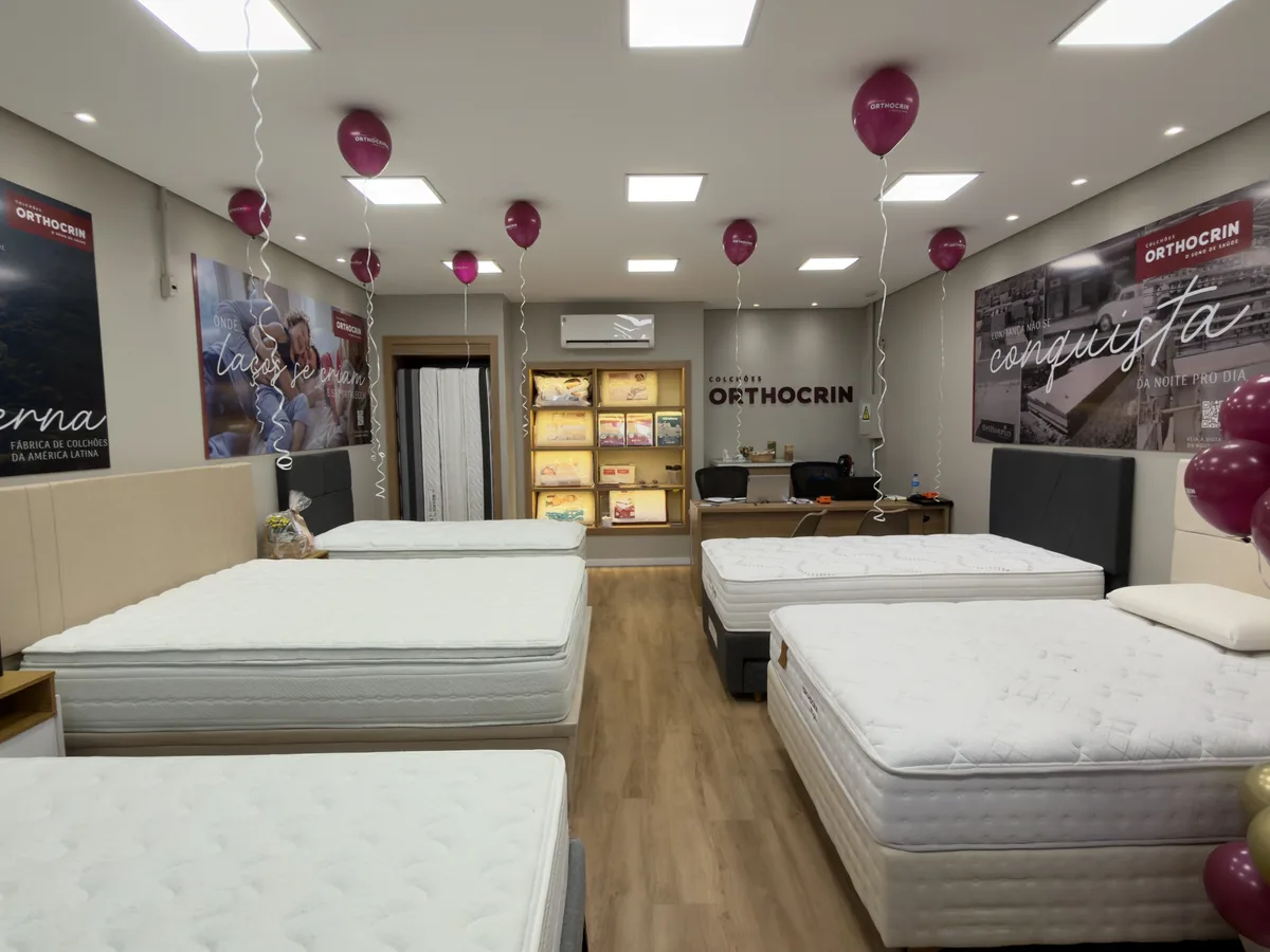 Showroom da loja Orthocrin com colchões montados para teste